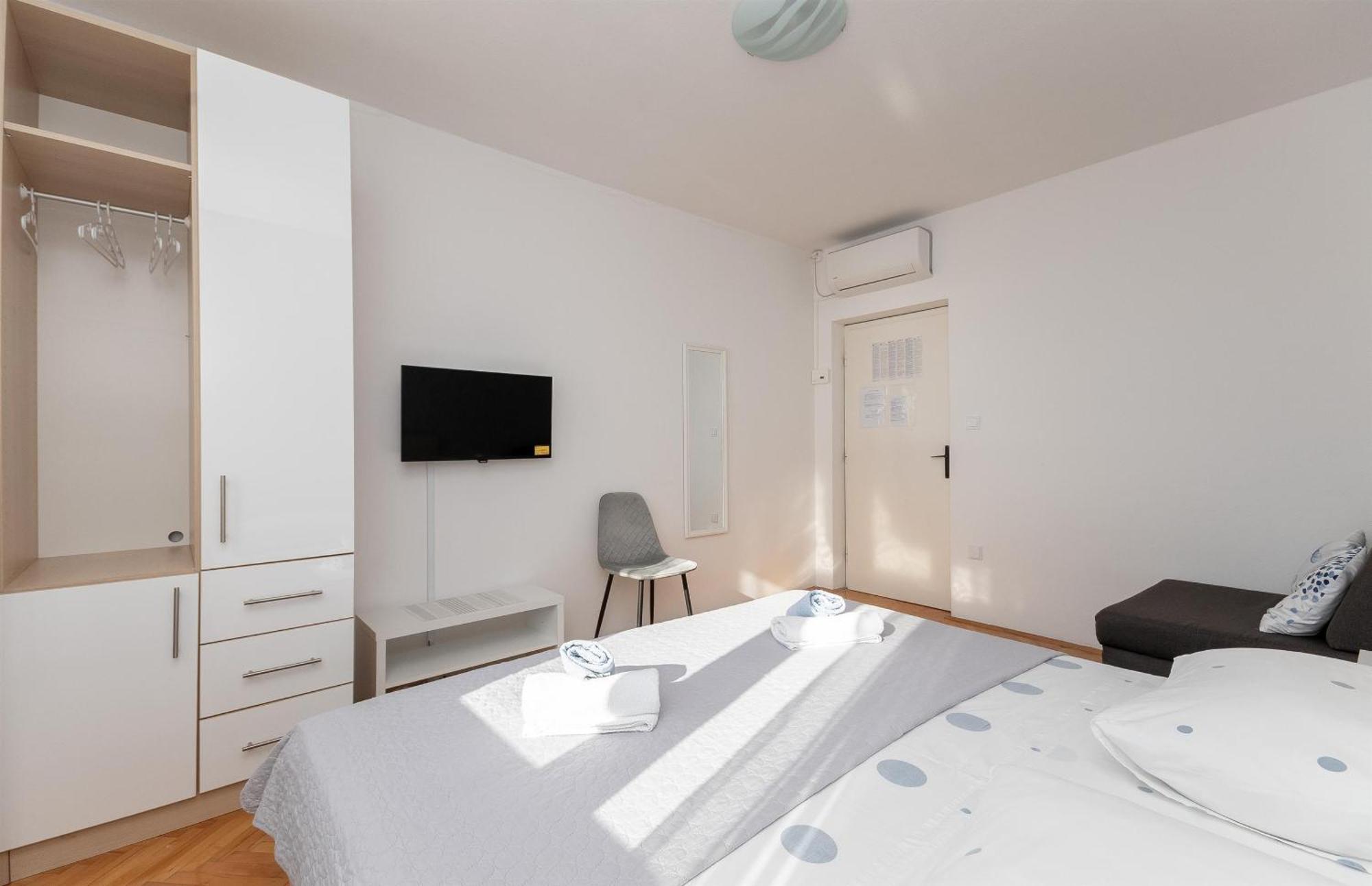 Apartments Ivan - With Parking 奥米什 外观 照片